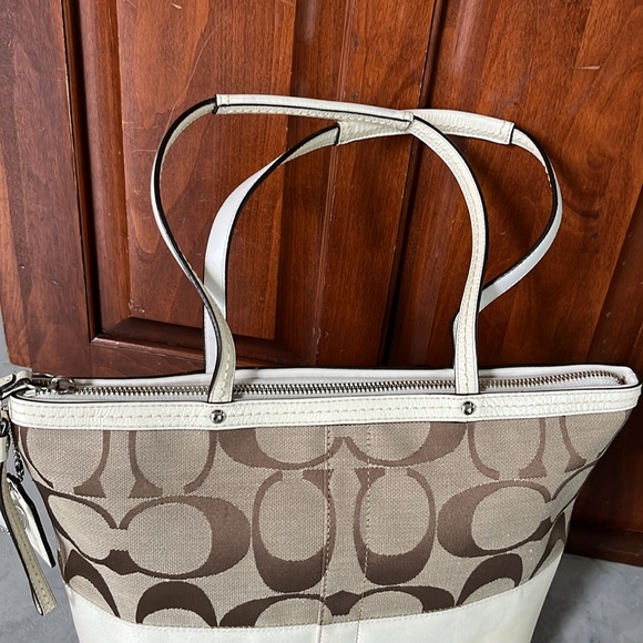 Coach Signature C pattern ivory stripe Like New shoulder bag  ivory leather Trim - Picture 15 of 16